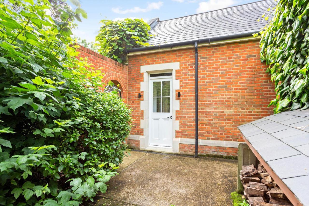The Annexe - Beautiful Apartment With Garden Close To Heathrow And Windsor Staines-upon-Thames Exterior foto